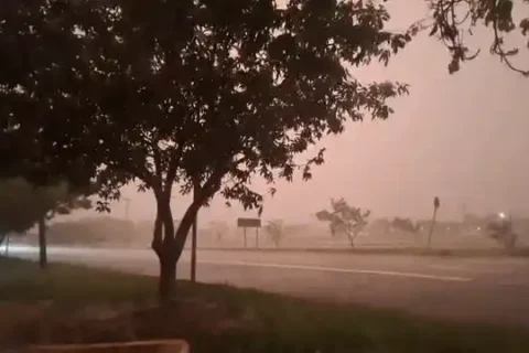 Chuva volta com força no início da noite e voo para Brasília atrasa