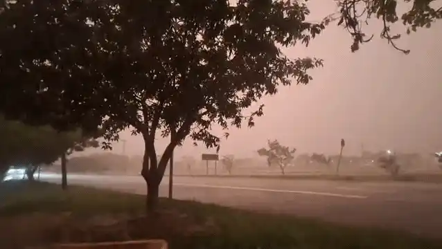 Chuva volta com força no início da noite e voo para Brasília atrasa