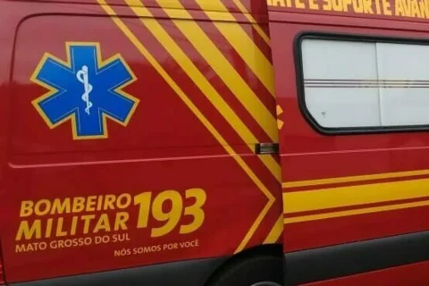 Motorista sofre mal súbito, perde controle de carro e invade calçada na Vila Nasser