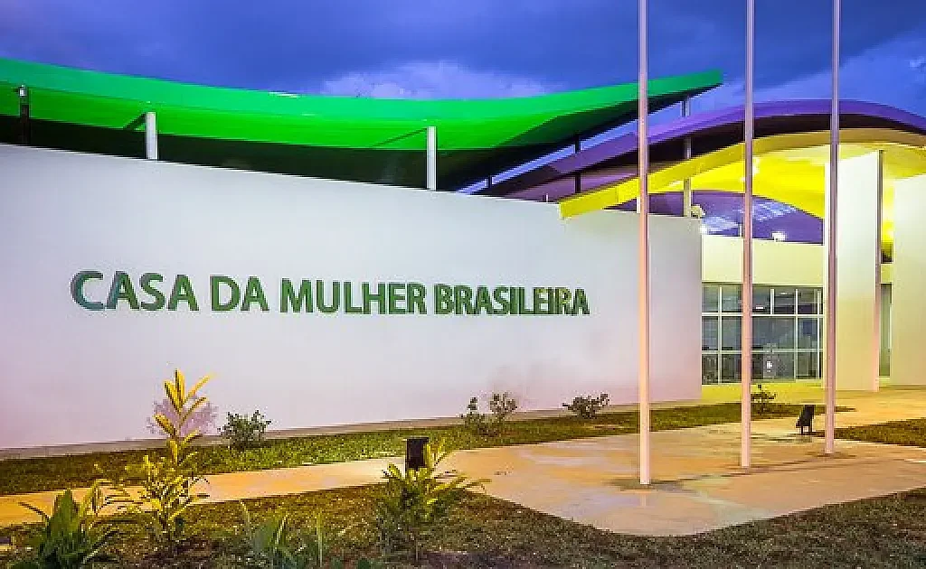 Mulher é agredida com enxada após confrontar companheiro por furtos