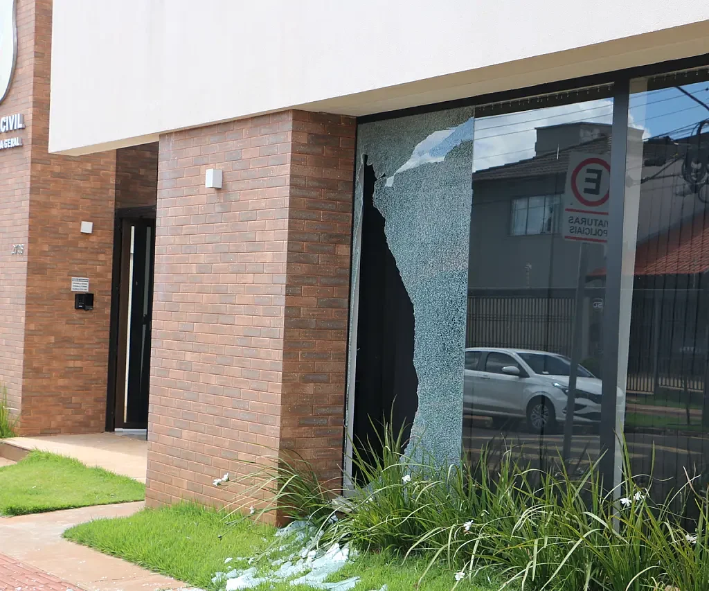 Após operação contra policiais, Corregedoria da Civil amanhece com vidraça destruída
