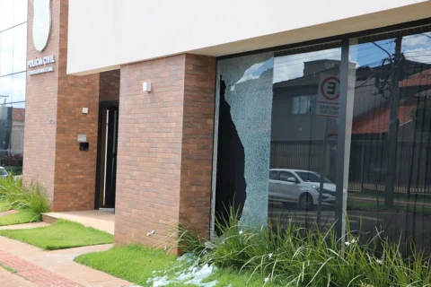 Após operação contra policiais, Corregedoria da Civil amanhece com vidraça destruída