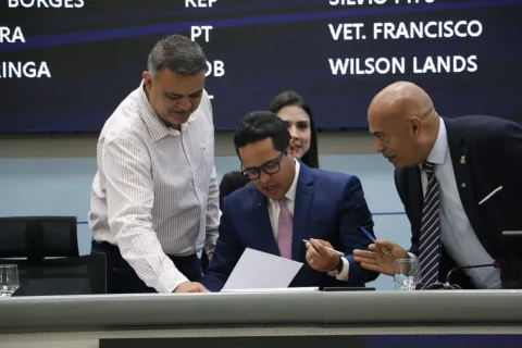 Câmara reconduz presidente Papy com troca de representante do PL na Mesa Diretora
