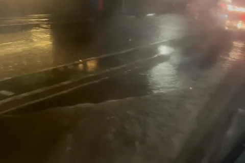 Mais chuva: trecho da Júlio de Castilho fica alagado após temporal