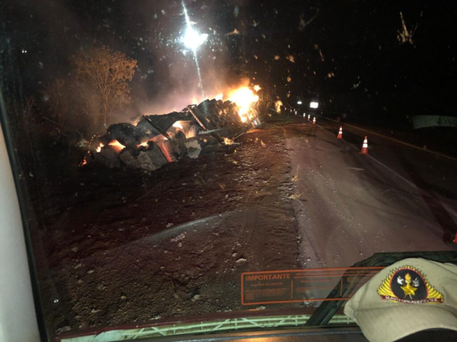 Carreta carregada com algodão tomba e pega fogo na BR-163