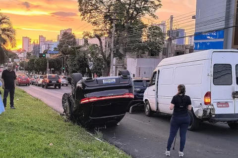 Porsche capota em acidente com três veículos na Mato Grosso